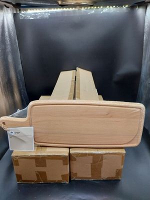 une pile de cartons posée sur une chaise à l'arrière d'un camion