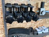 une étagère sur laquelle sont posés tout un tas d'outils