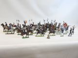 Les figurines sont toutes alignées et prêtes à être exposées.