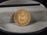 une pièce d'or posée dans une boîte sur une table