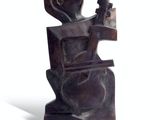 statue représentant un homme assis sur des toilettes, un rouleau de papier toilette à la main