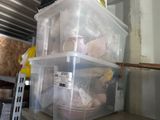 deux récipients en plastique posés l'un à côté de l'autre sur une étagère