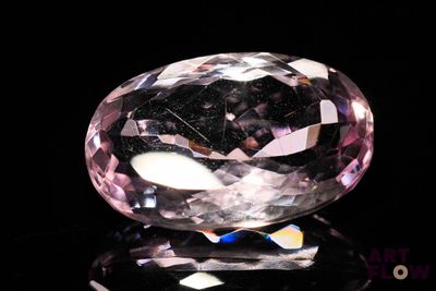 gros plan d'un diamant rose sur une surface noire