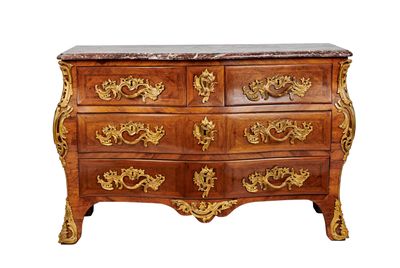 une grande commode avec un plateau en marbre