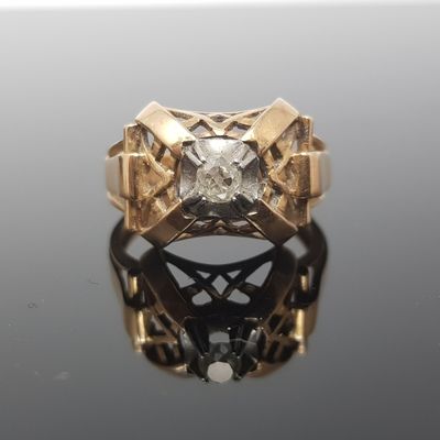 une image d'une bague en diamant sur une surface réfléchissante