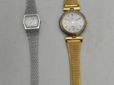 trois montres différentes sont présentées sur un fond blanc, accompagnées d'une étiquette de prix