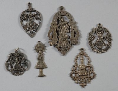tout un tas d'objets métalliques divers posés sur une table