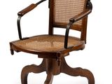 une image représentant une chaise en bois avec un dossier et des accoudoirs en rotin