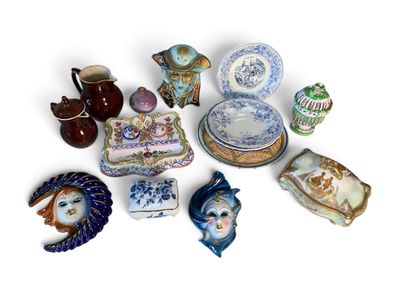 de nombreux objets en porcelaine de toutes sortes sur la table