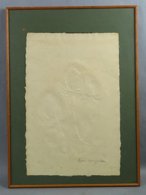 un tableau représentant une fleur est présenté dans un cadre vert