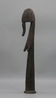 une image représentant une sculpture en bois d'une personne portant un casque sur la tête