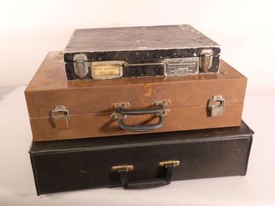 trois valises empilées les unes sur les autres sur une table
