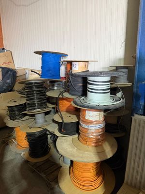 de nombreuses bobines de fils de différentes tailles et couleurs dans une pièce