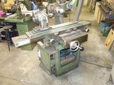 une machine qui se trouve dans une pièce où il y a de nombreux outils