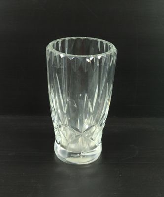 un verre posé sur une table avec un fond noir