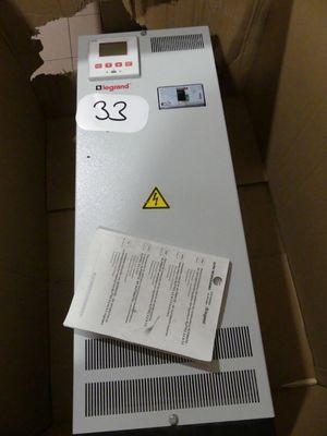 une boîte sur laquelle se trouvent des papiers et qui en contient