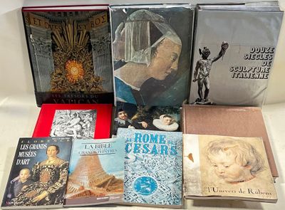 plusieurs livres sont posés sur une surface blanche avec un fond blanc