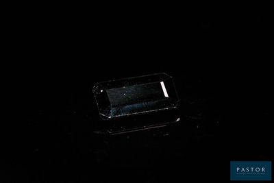 a cell phone that is sitting in the dark