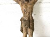 une statue de Jésus sur la croix, posée sur un fond blanc