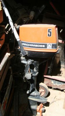 un petit moteur qui traîne dans un garage