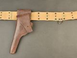 une vieille ceinture en cuir à laquelle est attaché un couteau