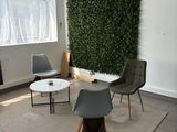 une photo d'un salon avec un mur végétal