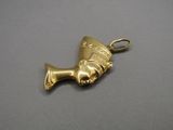 un pendentif égyptien en or représentant la tête d'un pharaon