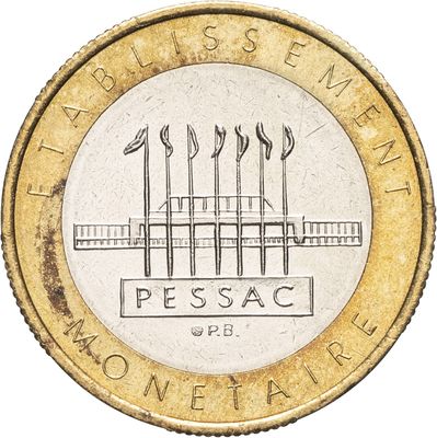 un gros plan d'une pièce de monnaie sur laquelle figurent quatre lances