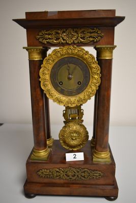 Une pendule portique en acajou, placage d'acajou et bronze d…