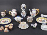 de nombreux types de porcelaine sont exposés sur la table