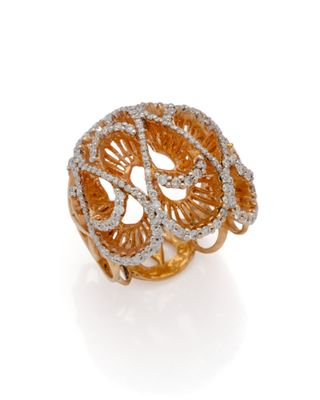 une image d'une bague en or et diamants sur fond blanc