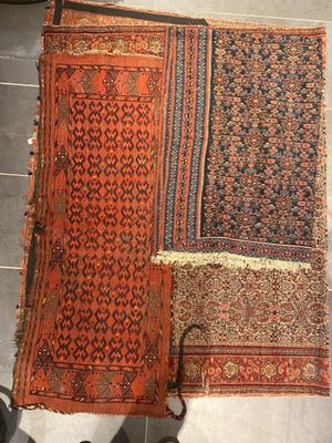 deux tapis posés sur un sol carrelé, avec une personne debout à côté d'eux
