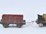 trois petits trains assis l'un à côté de l'autre sur une surface blanche