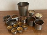 de nombreuses tasses en argent posées sur une table en bois