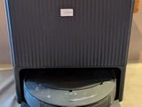 une photo d'une enceinte noire et argentée posée sur une table