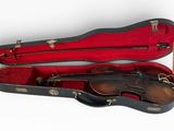 un violon dans un étui avec un archet à l'intérieur