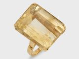 un gros plan d'une bague en or sertie d'une citrine facettée
