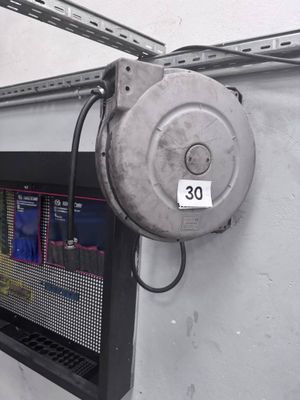 une photo d'un téléviseur fixé sur le mur
