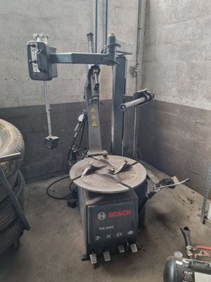 une machine qui se trouve dans un garage