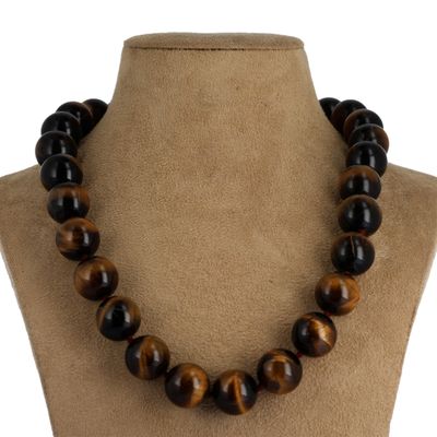 gros plan d'un collier sur un mannequin mannequin