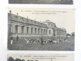 deux vieilles photos en noir et blanc représentant des personnes et des animaux devant un bâtiment