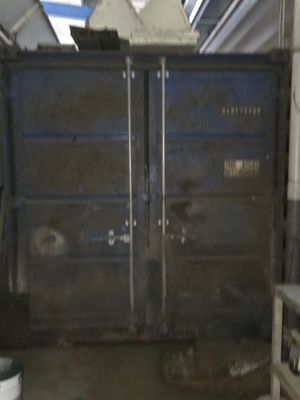 une grande porte métallique au milieu d'une pièce