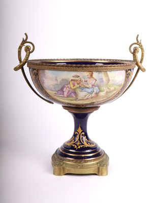 un vase bleu et or orné d'une peinture