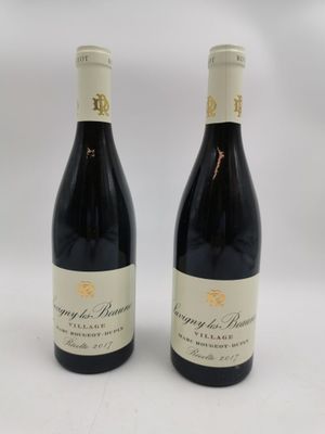 deux bouteilles de vin posées l'une à côté de l'autre sur une surface blanche