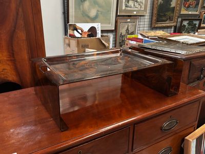 une commode en bois surmontée d'un miroir