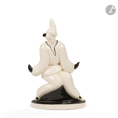 une figurine représentant un homme assis sur une table