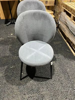 une paire de chaises grises posées sur un sol recouvert de moquette