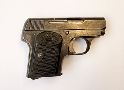 un vieux fusil sur une surface blanche avec un fond blanc