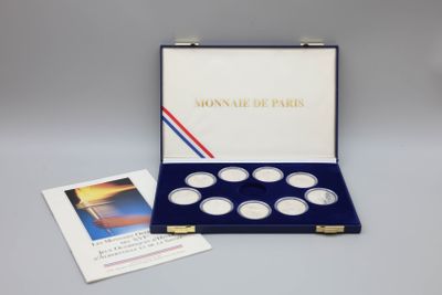 une image représentant une boîte remplie de pièces de monnaie, avec la lune en arrière-plan