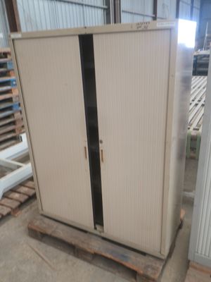 une armoire posée sur une palette dans un entrepôt